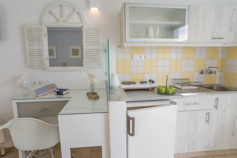 Standard Triple Studio | Private kitchenette | Fridge, stovetop, coffee/tea maker, electric kettle