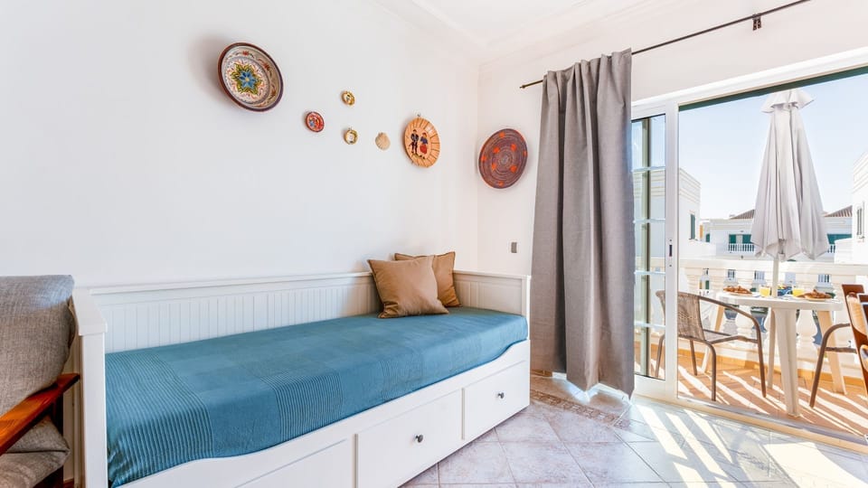 The sofa bed, comfortable for sleeping and also a comfy corner right next to the balcony and all the sun that comes in
#relax #reading #unwind #algarve #portugal