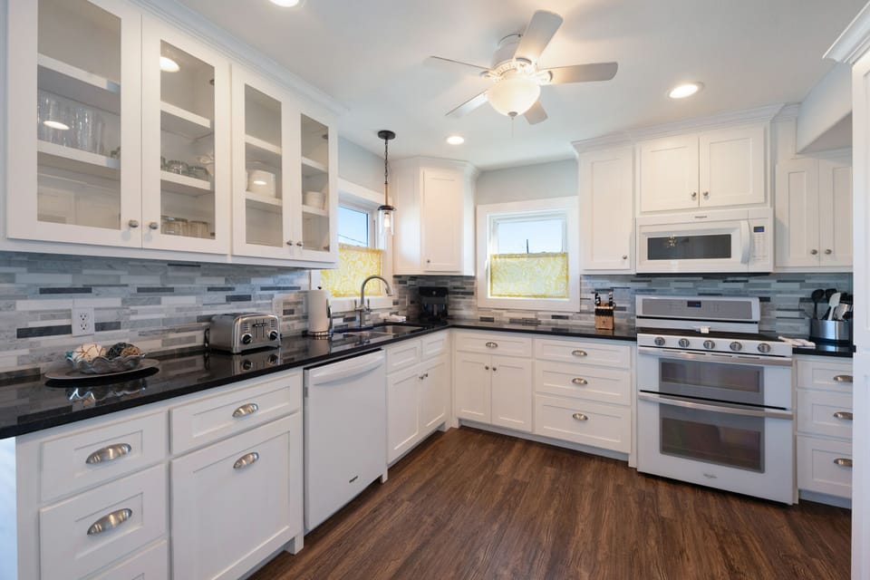Plenty of room for helpers in the kitchen. Fully stocked kitchen with utensils!