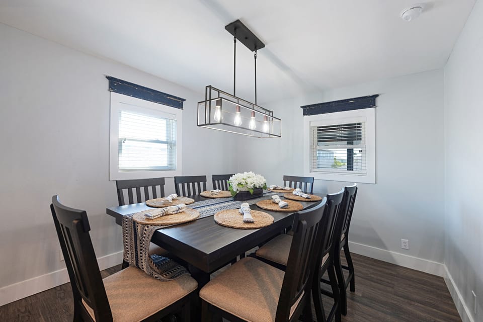 Everyone gather around the table for supper! Plenty of elbow room.