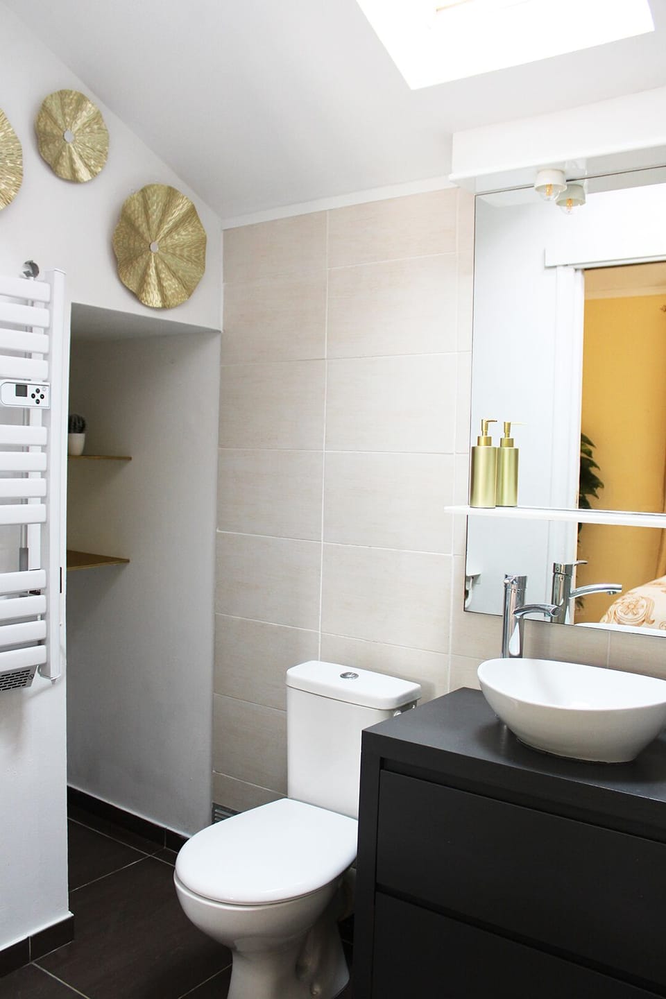 Standard Room | Bathroom | Hydromassage showerhead, hair dryer, bathrobes, towels