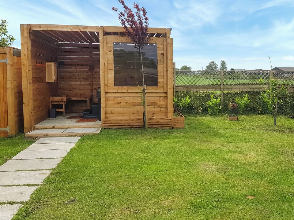 Hot tub | Algwen Cabin, West Walton