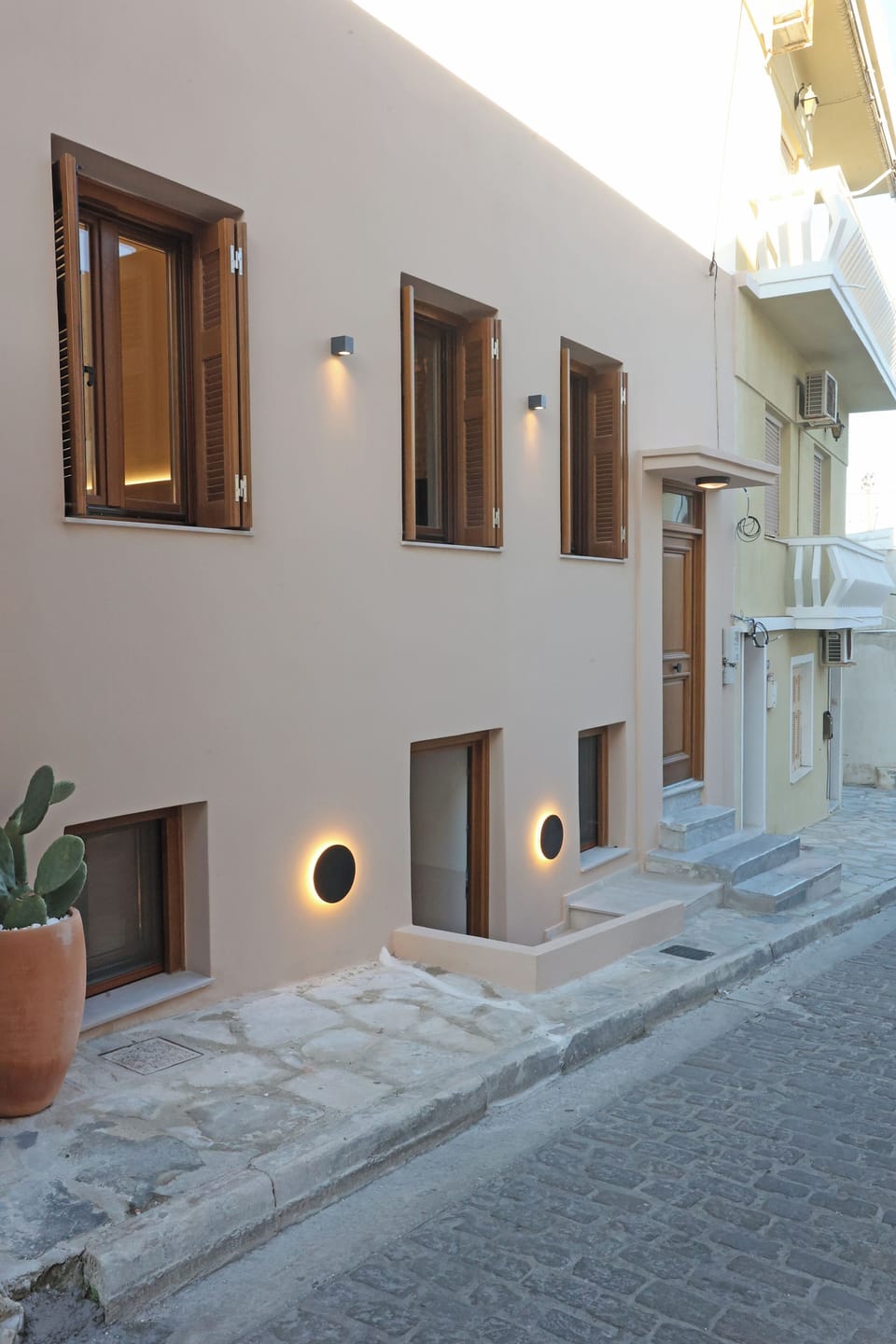 The entrance on the street, 4 steps down