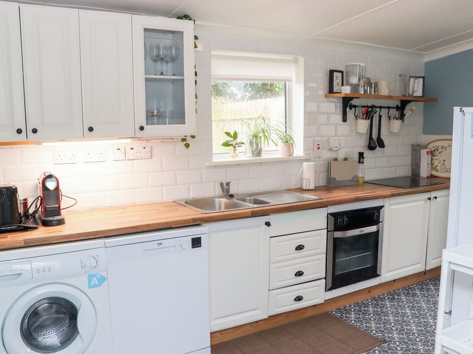 Cottage | Private kitchen | Dishwasher, cookware/dishes/utensils