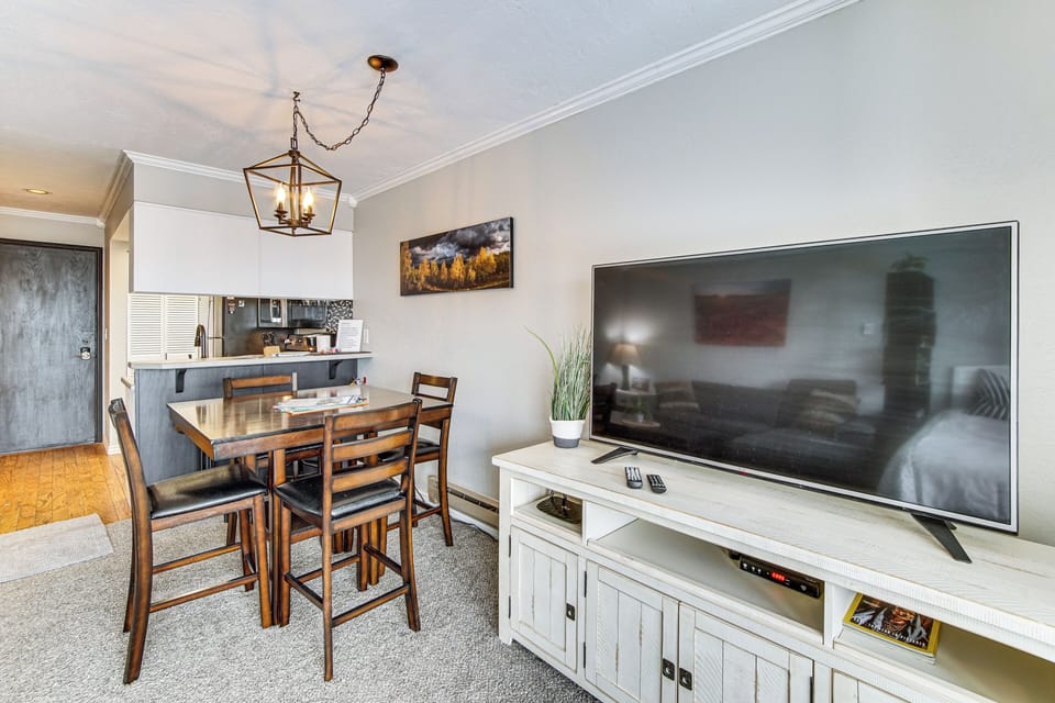 Studio Interior | Dining Area | Open Floor Plan | Elevator Access