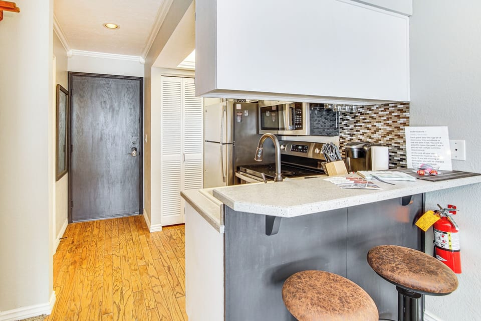 Kitchen | Breakfast Bar w/ Seating | Keurig Coffee Maker | Cooking Basics