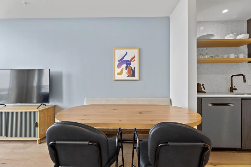 Luxury Condo, 1 King Bed with Sofa bed, Balcony, City View | In-room dining