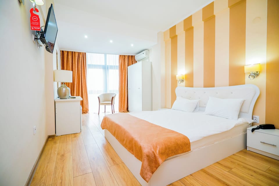Comfort Double Room | Hypo-allergenic bedding, minibar, individually decorated, desk