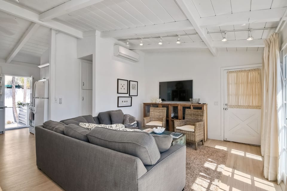 Cozy living area with modern comforts and natural light.



Cozy living area with modern comforts and natural light.