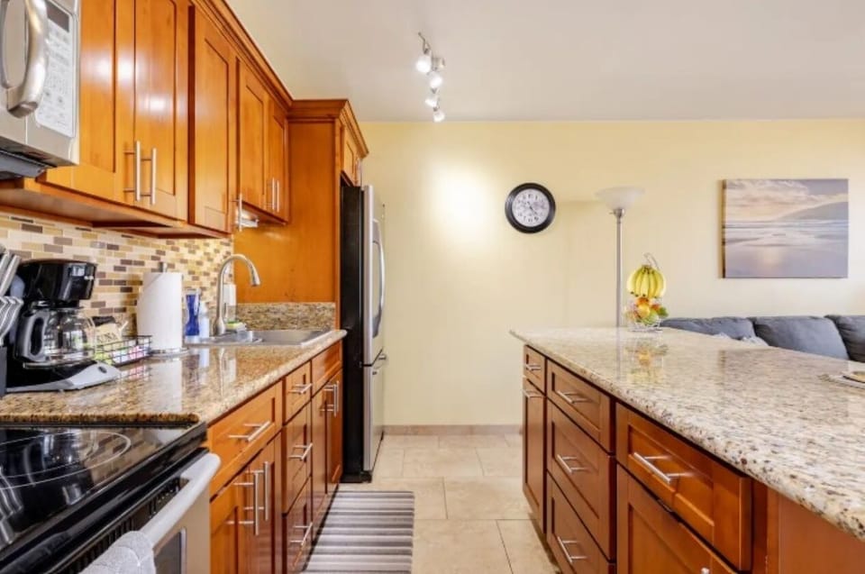 Full Kitchen with Refrigerator, Oven/Stove, Microwave, and Center Island.
