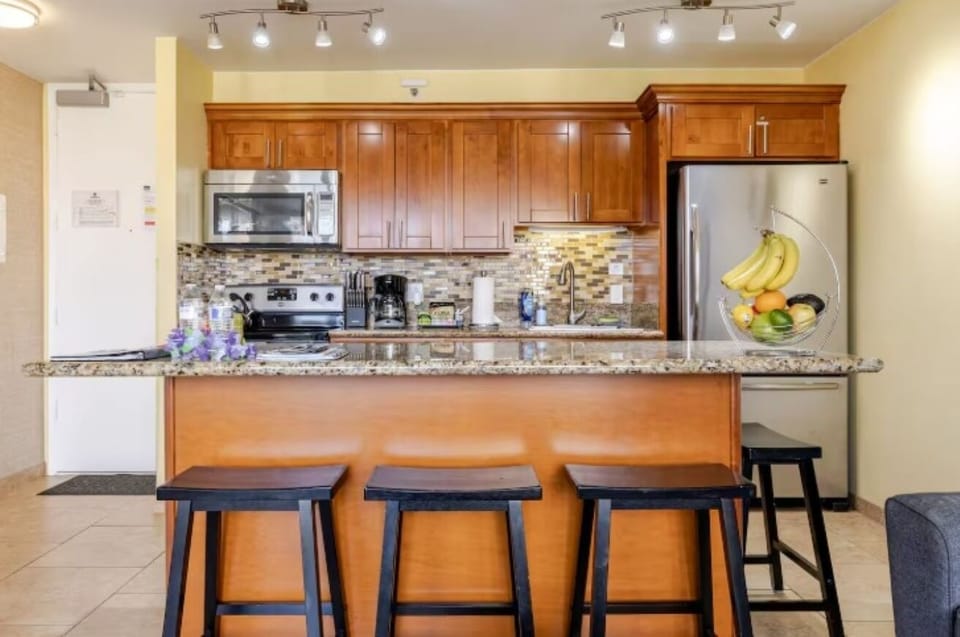 Full Kitchen with Refrigerator, Oven/Stove, Microwave, and Center Island.