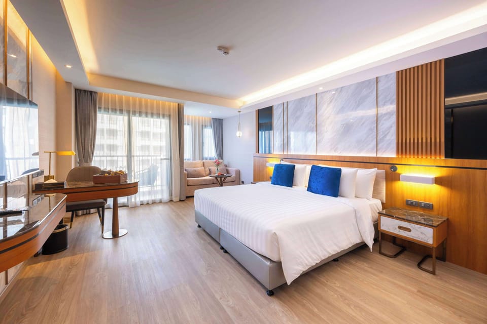 Deluxe Room (King) | Down comforters, in-room safe, desk, laptop workspace