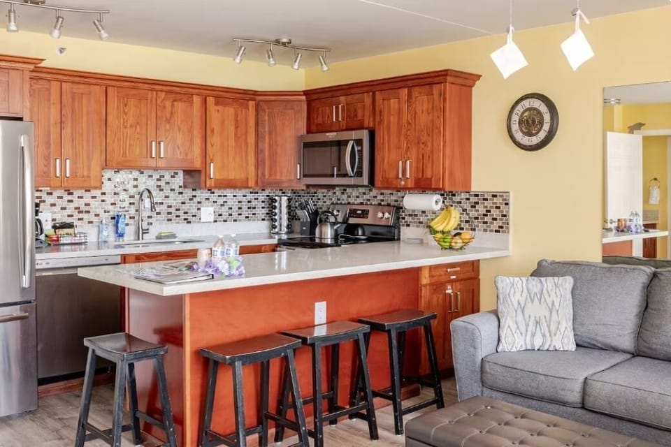 Full Gourmet Kitchen with Refrigerator, Dishwasher, Oven/Stove, & Microwave, 