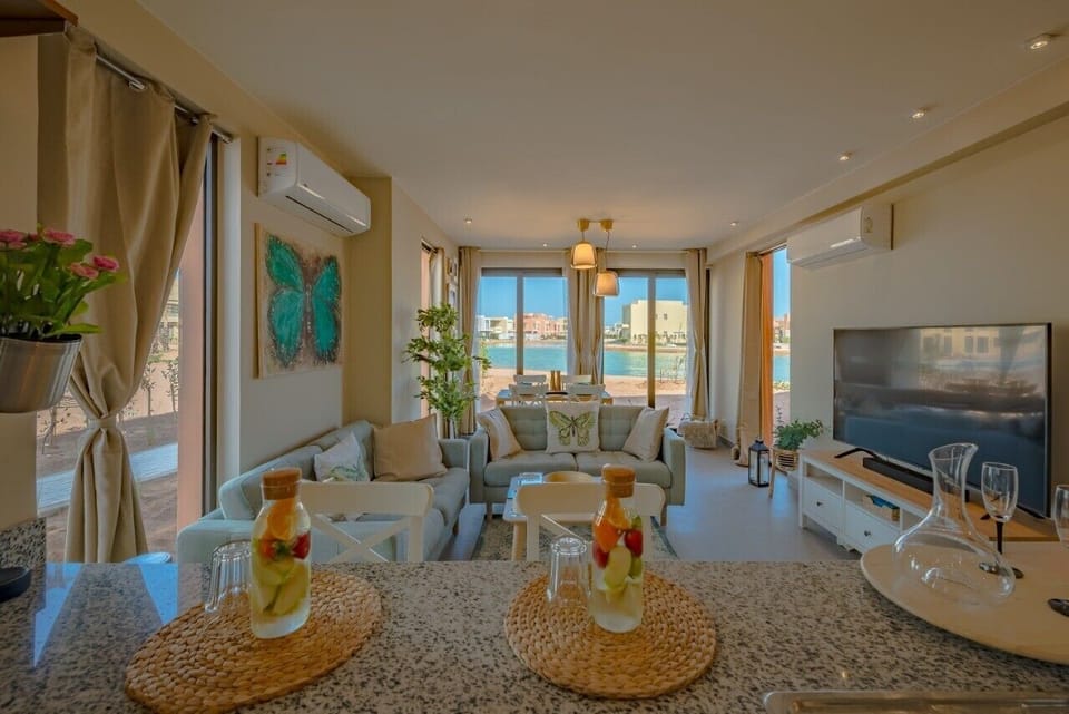 Basic Apartment | Living area