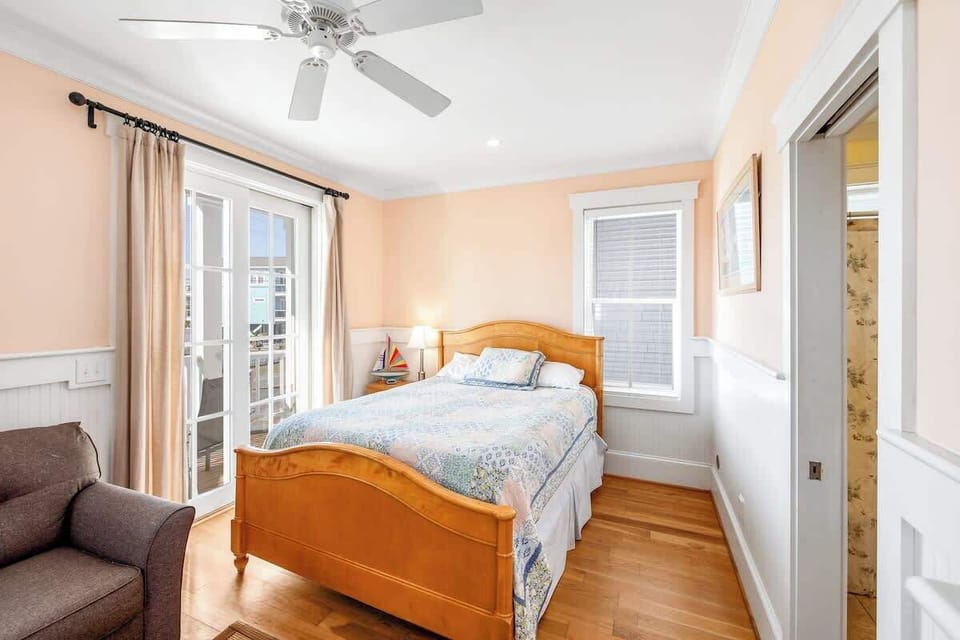 Middle Floor Street Side Bedroom - Queen Bed - Sofa Bed