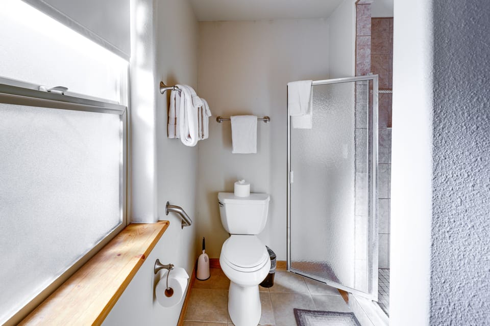 En-Suite Bathroom | Towels Provided | Complimentary Toiletries