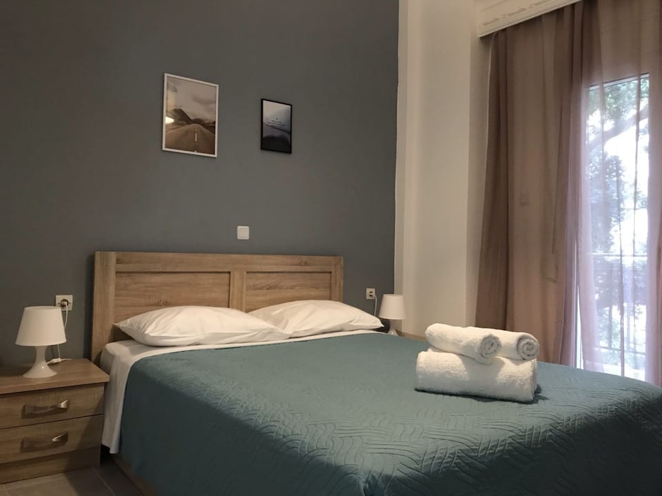 Standard Apartment | Iron/ironing board, WiFi (free), bed sheets