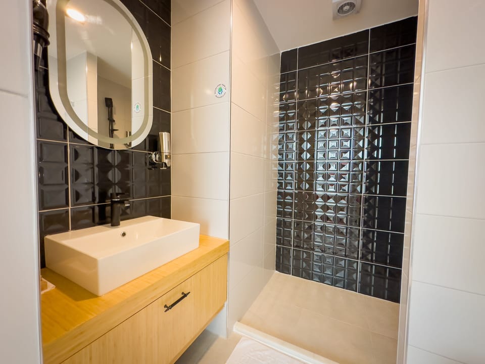 Premium Room | Bathroom | Shower, free toiletries, hair dryer, slippers
