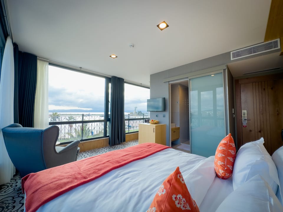 Premium Room | Hypo-allergenic bedding, Tempur-Pedic beds, in-room safe, desk