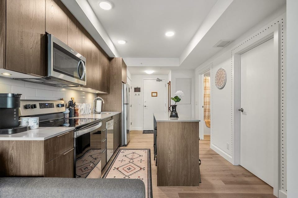 Experience the best of both worlds in this upscale saloon-themed condo, complete with breathtaking city views.