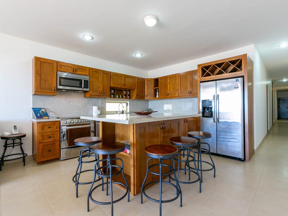 Kitchen w/ Large Island