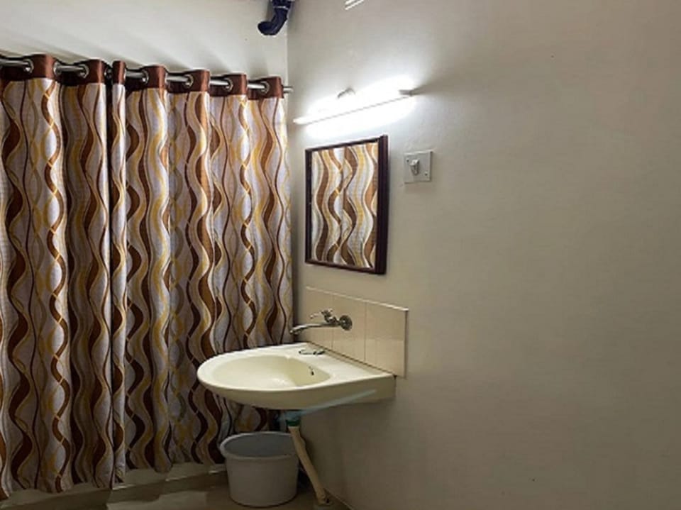 Deluxe Room | Bathroom | Shower, rainfall showerhead, bathrobes, heated floors