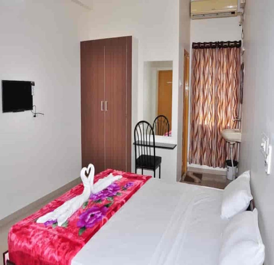 Deluxe Room | Hypo-allergenic bedding, desk, free WiFi, bed sheets