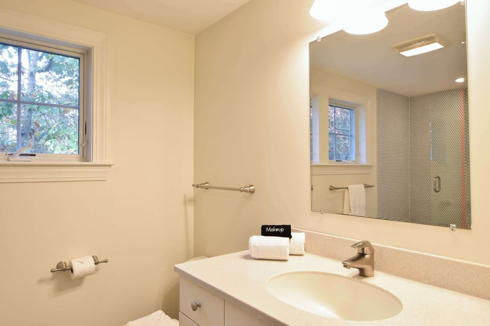 2nd Floor Full Bathroom w/ Shower/Tub Combo