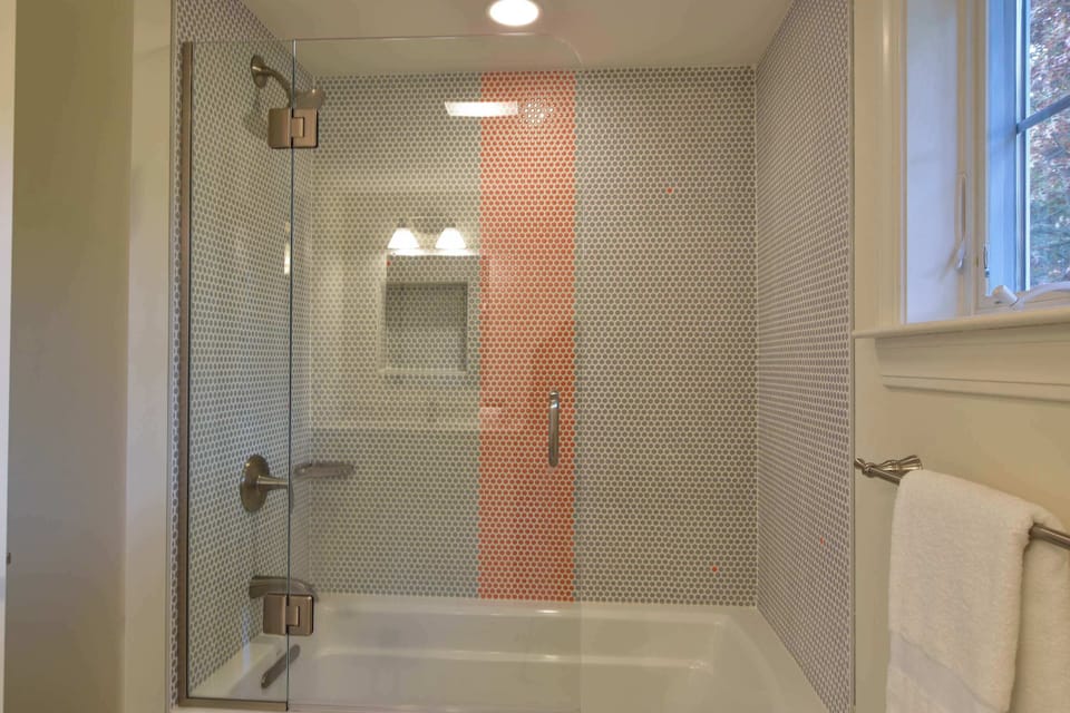2nd Floor Full Bathroom w/ Shower/Tub Combo