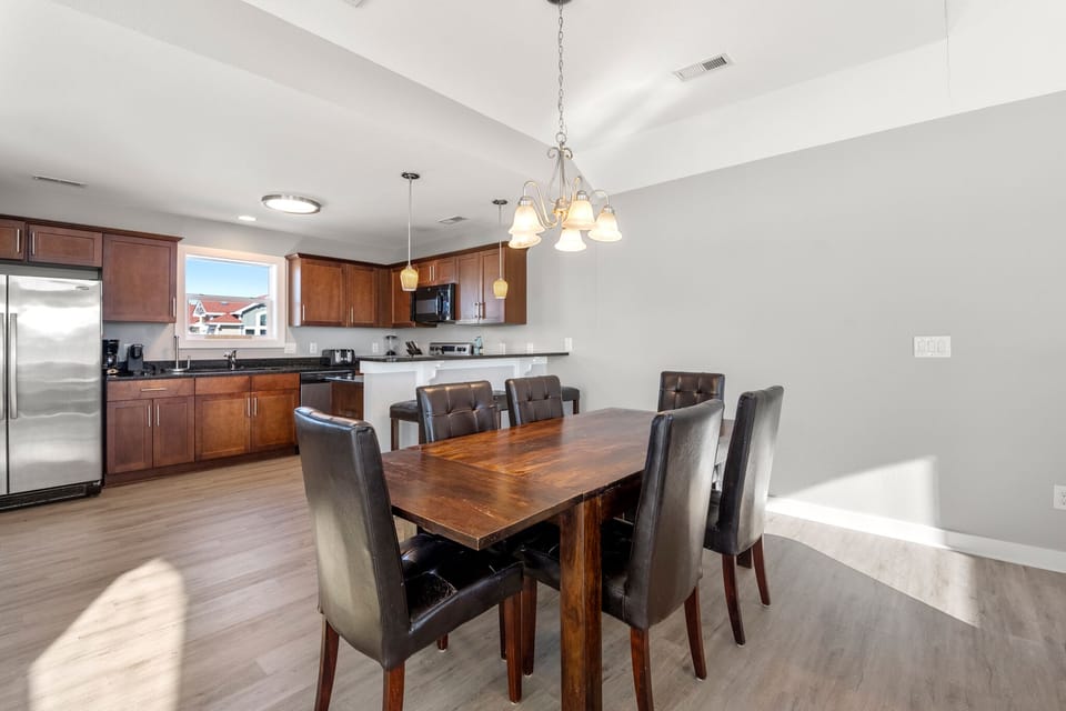 CB40: Green Sea Turtle | Top Level Dining Area