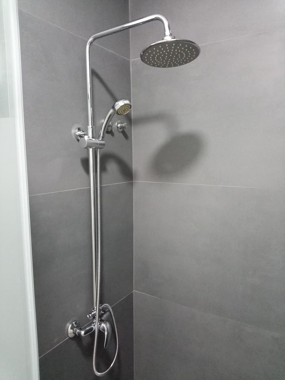 Basic Twin Room, 2 Twin Beds | Bathroom | Shower, rainfall showerhead, hair dryer, towels
