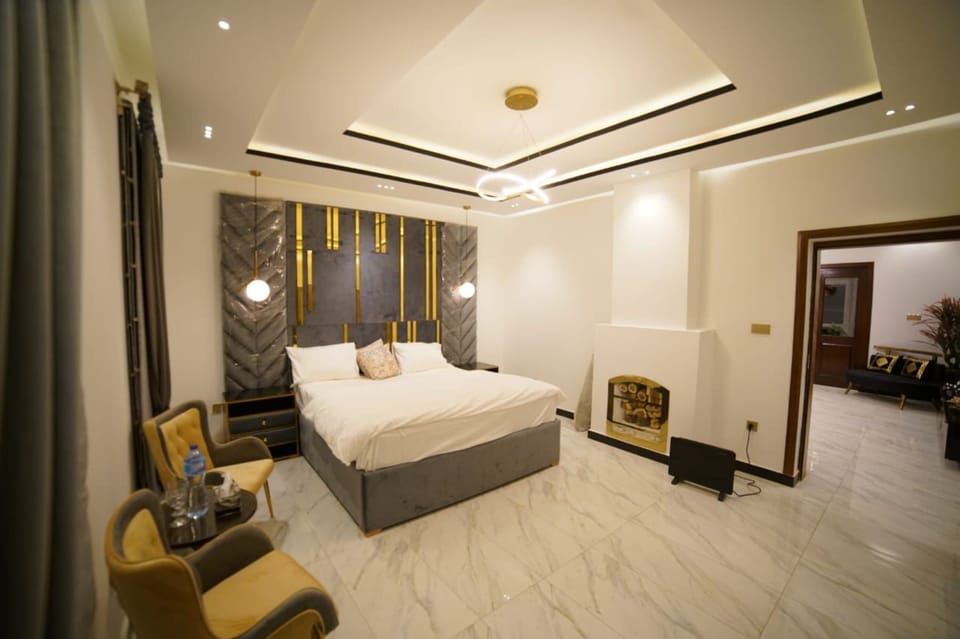Presidential Suite | Egyptian cotton sheets, premium bedding, minibar, in-room safe