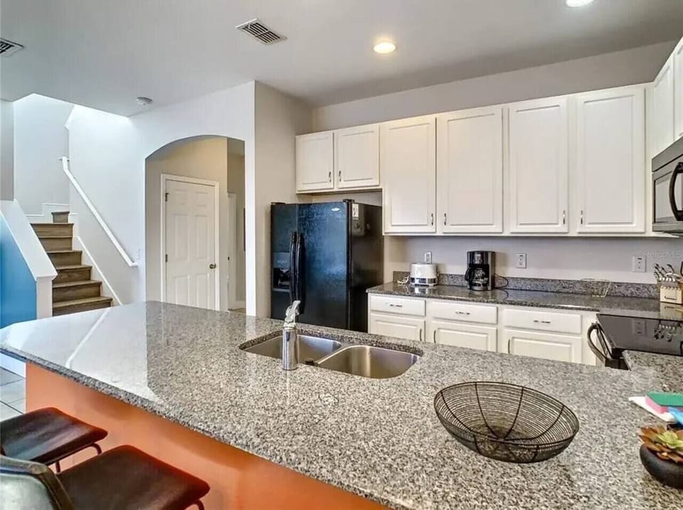 Full size kitchen