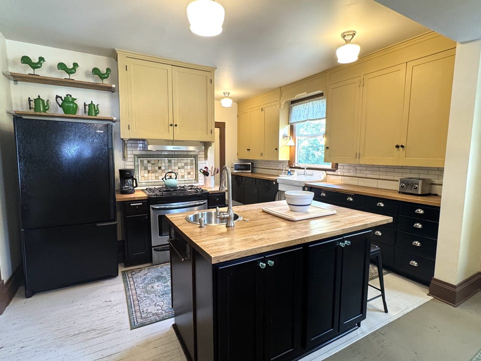 Spacious & well stocked Kitchen