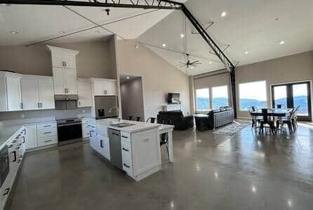 Large open floorplan with a stunning view
