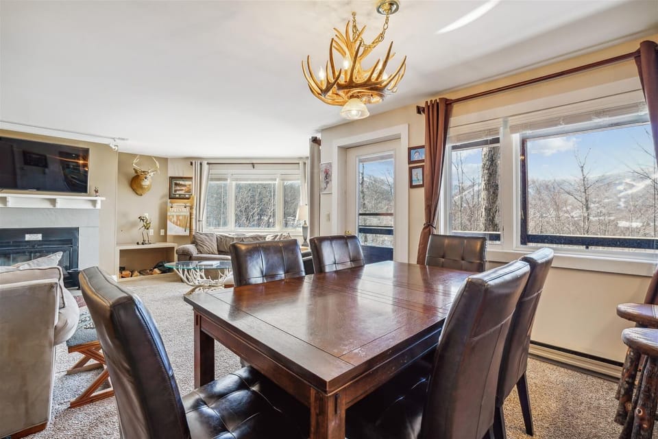 Antler lighting, ski décor, and rustic touches bring classic Vermont charm to the space.