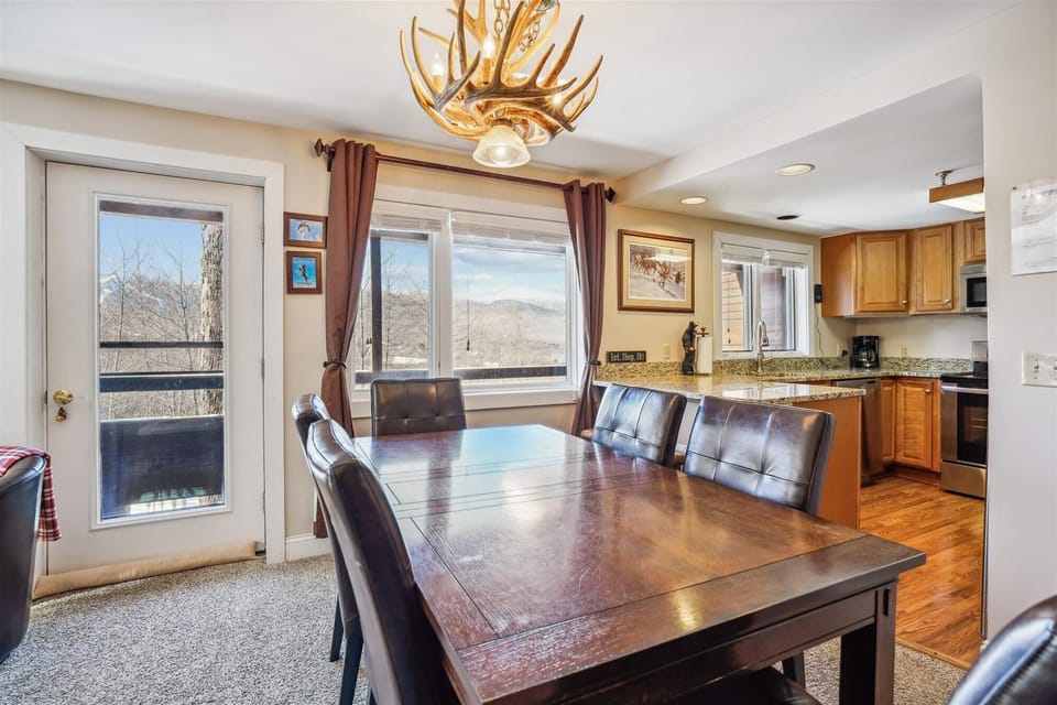 Start your morning beside panoramic windows overlooking the beautiful Killington landscape.
