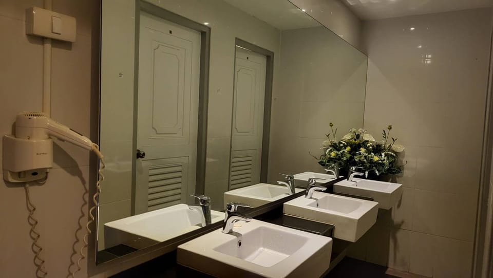 Basic Shared Dormitory | Bathroom | Free toiletries, hair dryer