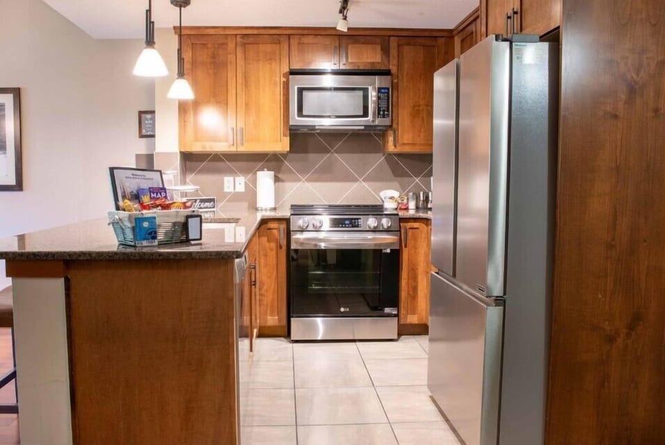Romantic Suite | Private kitchen | Full-size fridge, microwave, oven, dishwasher