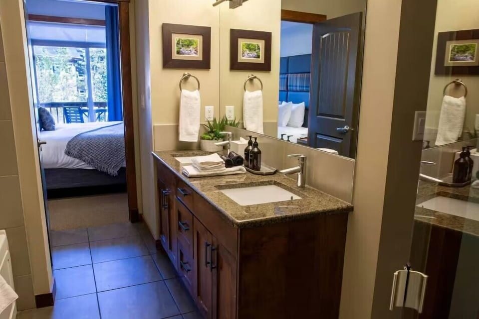 Romantic Suite | Bathroom | Combined shower/tub, free toiletries, hair dryer, towels