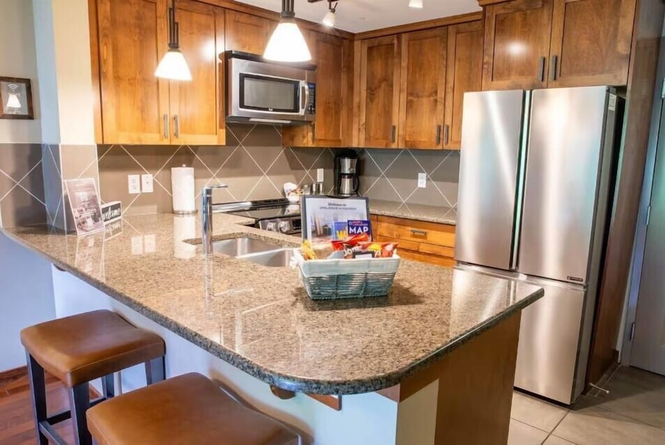 Romantic Suite | Private kitchen | Full-size fridge, microwave, oven, dishwasher