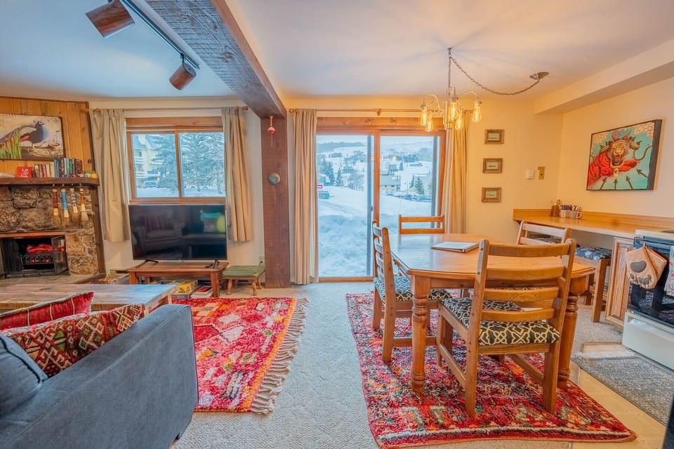 Nice dining area as well as a place to put the laptop for a little work (oh, if you must).