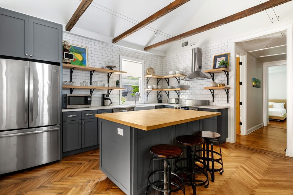 Fully equipped kitchen with dining for two and 3 seats at the island