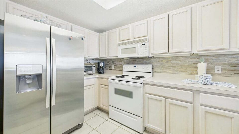 Fully applianced kitchen with all the cooking essentials