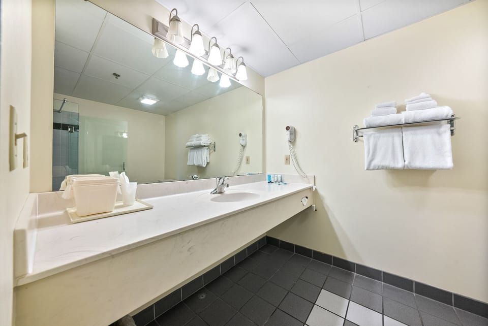 Discover the beauty of simplicity in this minimalist bathroom design