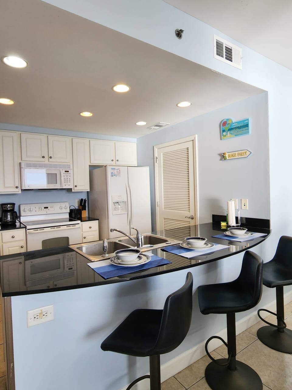 Fully equipped kitchen with full size appliances 