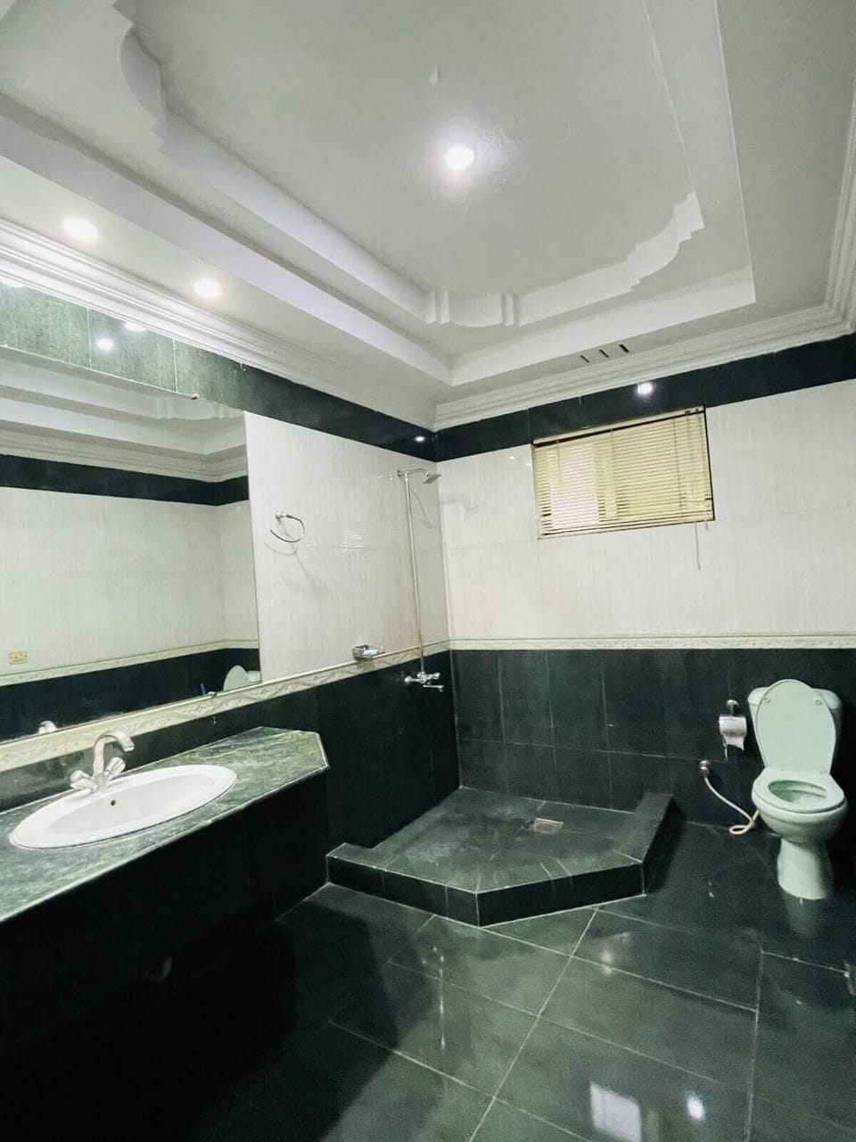 family king suite room bathroom