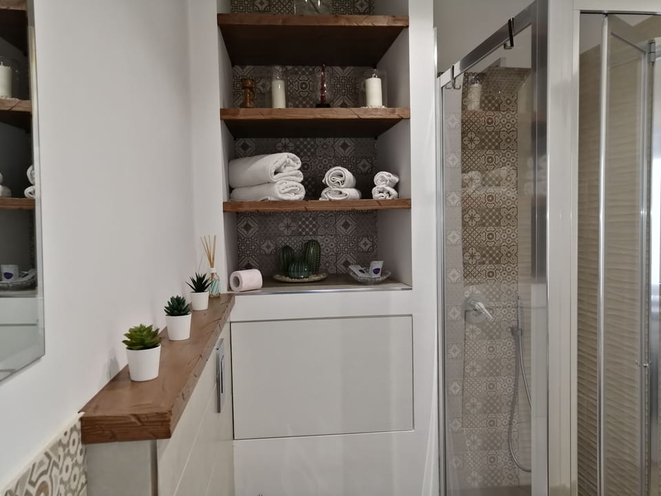 Standard Apartment | Bathroom