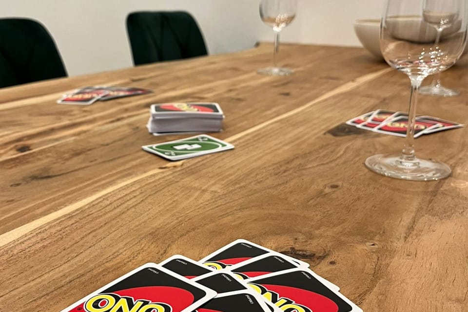 Kartenspiele in der Küche mit Freunden und einen Schluck Wein nebenbei genießen
