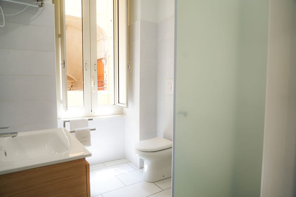 Traditional Room | Bathroom | Free toiletries, hair dryer, bidet